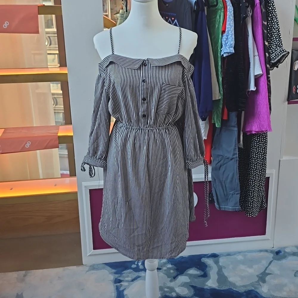#29.Monteau Black and white stripe dress - Picture 1 of 6